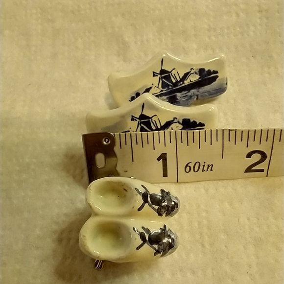 Porcelain Dutch windmill clog shoe. 2 pins Brooch - Picture 5 of 5